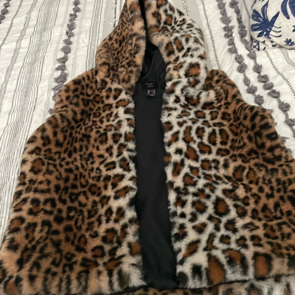 Girls 11/12 leopard print vest